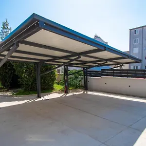 Life With Free Parking Apartment